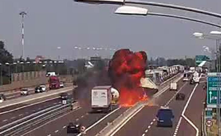 Bologna, l'azienda che riparerà il ponte di Casalecchio: "Gli operai non sono voluti andare in ferie per ripararlo" (foto Ansa)
