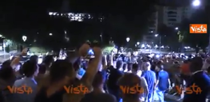 Leonardo Bonucci, tifosi del Milan scendono in piazza: "Pezzo di m..." VIDEO