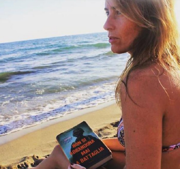 Maria Elena Boschi, bikini al mare in Toscana. E quel libro... FOTO