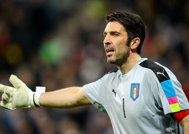 Gigi Buffon fotografato mentre fuma una sigaretta con Ilaria D'Amico