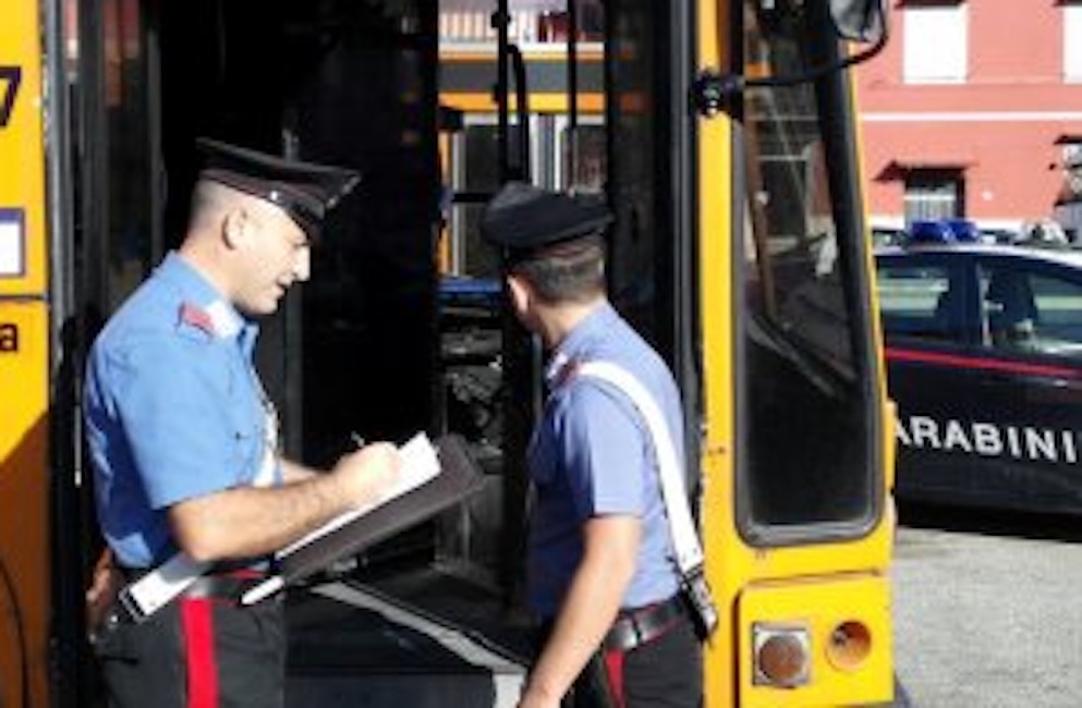 Padova, tira martello contro bus e gli sbarra la strada con lo scooter. Poi si mette a urlare