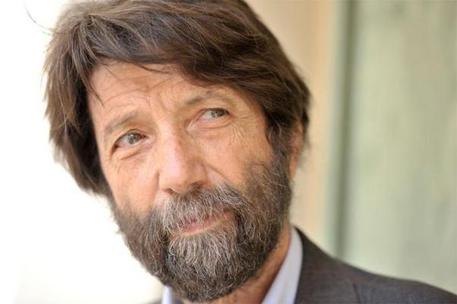 Migranti, il filosofo Massimo Cacciari in tv: "Chi non s'indigna è un pezzo di m..."