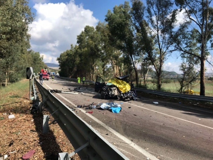 Caltanissetta, auto contro tir: famiglia distrutta