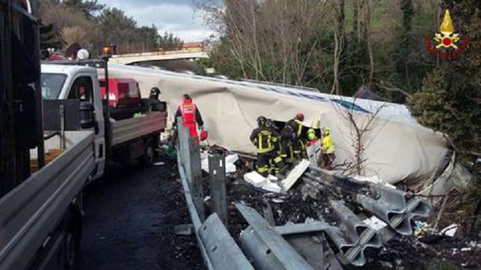 Incidente in A4 a Capriate: camion sfonda le barriere e prende fuoco