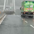 Genova, il camion sospeso a un passo dal baratro 7