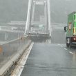 Genova, il camion sospeso a un passo dal baratro 4