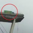 Genova, il camion sospeso a un passo dal baratro 2