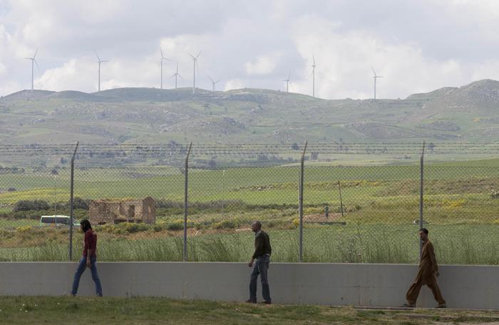 Cara di Mineo. Salvini ieri, "lo raderemo al suolo". Oggi riduce numero migranti del 20%