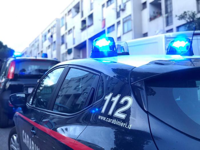 Fano, scende dall'auto coi pantaloni calati e tenta di violentare una giovane mamma davanti ai figli