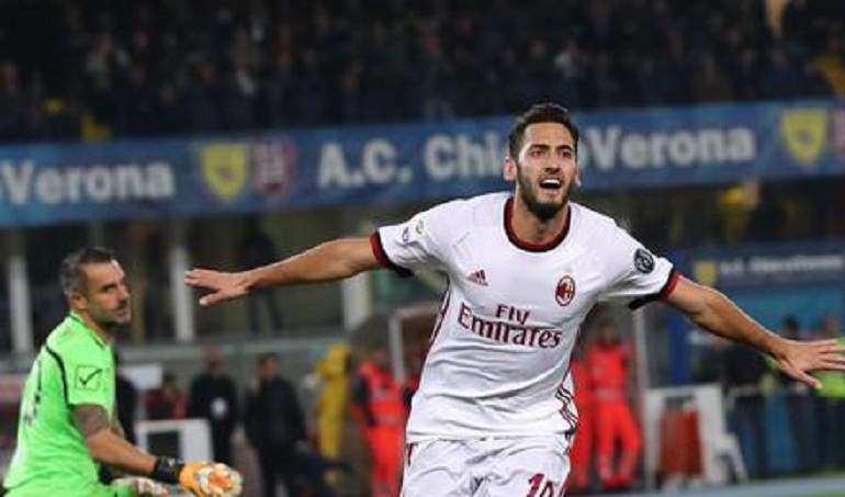 La moglie di Hakan Calhanoglu: "Sono incinta e lui mi ha tradito". E il calciatore chiede il divorzio (foto Ansa)
