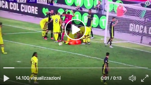 Chievo-Juventus, Chiellini e Dybala esultano con Sorrentino a terra. Gol poi tolto dal var
