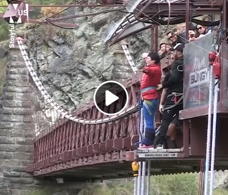 Bungee jumping, turista cinese