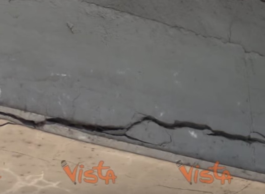 Ponte Morandi, le crepe sotto la autostrada vicina al viadotto crollato - VIDEO