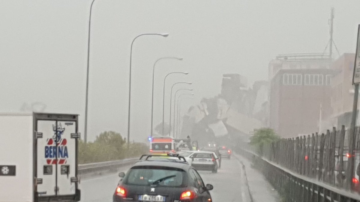 A10 Genova, crolla ponte Morandi VIDEO subito dopo il cedimento12