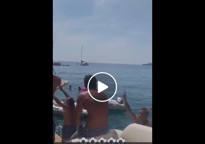 Marco Delvecchio incrocia barca laziale, la sua reazione è virale sui social