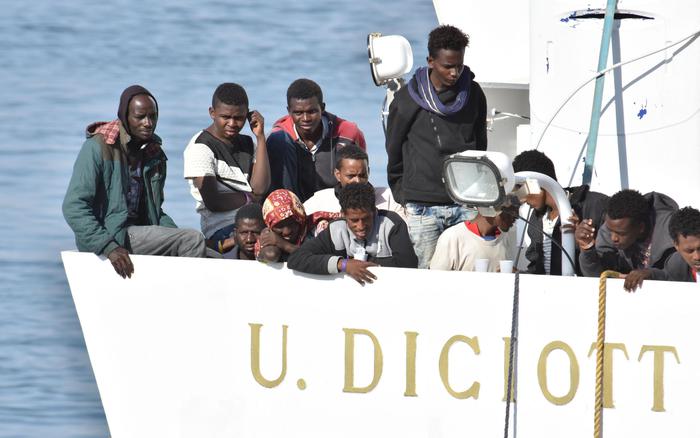 Nave Diciotti, migranti in sciopero della fame. Faraone (Pd): "Situazione esplosiva"