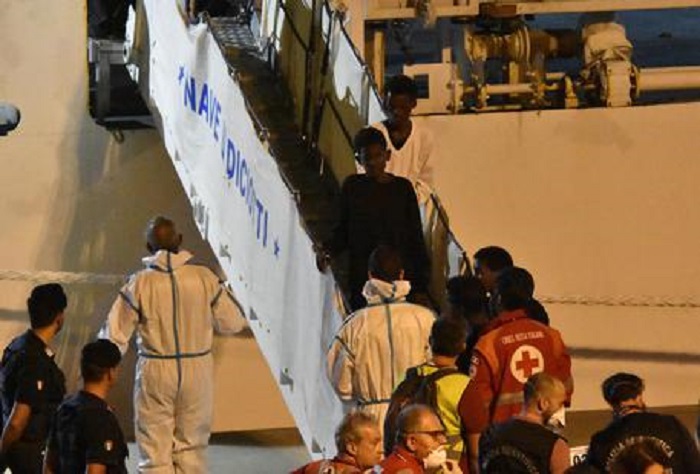 Nave Diciotti, sbarcati tutti i migranti. Salvini indagato: "Mi vengano a prendere"