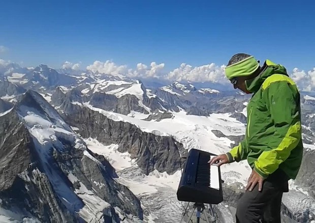 Russia, ritrovata dopo 31 anni l'alpinista Elena Basykina: una "statua di cera" sul ghiacciaio