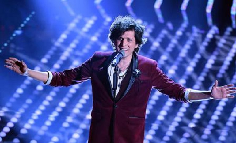 Ermal Meta discute con i fan: "Mettete giù 'sti telefoni e godetevi il concerto" (foto Ansa)