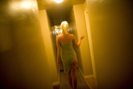 Contatta una escort, trova un trans che lo ricatta e minaccia