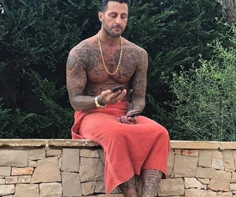 Fabrizio Corona contro il Grande Fratello Vip: "Mandateci Le Donatella. Trovatevi un lavoro"