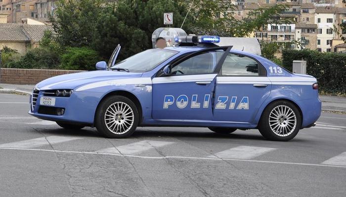 Firenze, minaccia una donna con la pistola, poi sparisce: caccia all'uomo