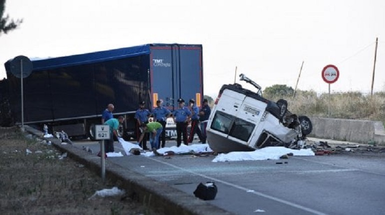 Foggia, 3 indagati per i 12 migranti morti nello schianto di un furgoncino (foto Ansa)