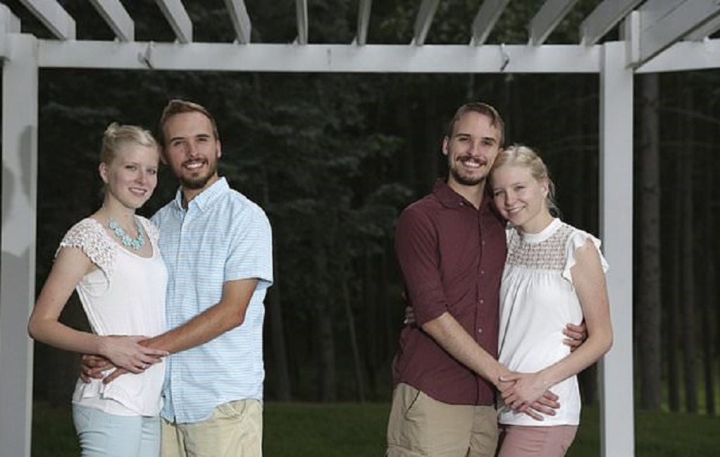 Gemelli identici sposano sorelle gemelle a un giorno di distanza: vivranno sotto lo stesso tetto