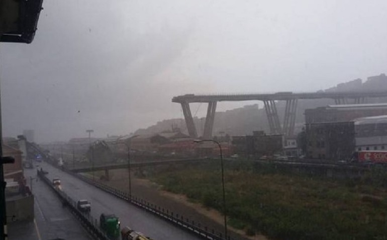 Genova, il calciatore Davide Capello coinvolto nel crollo del ponte. Illeso dopo 80 metri di volo (foto Ansa)