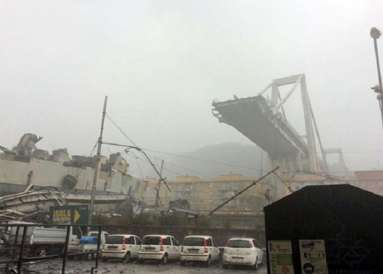 Genova, due feriti sono stati travolti nelle loro case dal crollo del ponte (foto Ansa)