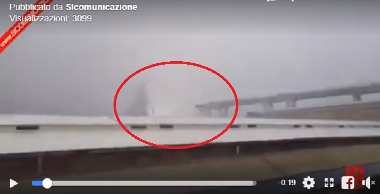 Genova, i bagliori prima del crollo del ponte. I testimoni: "Un fulmine" VIDEO-FOTO