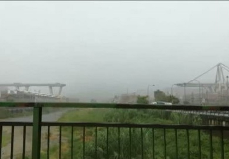 Genova, un testimone: "Ho visto crollare il ponte davanti a me. Forse un tirante è stato colpito da un fulmine" (foto Ansa)