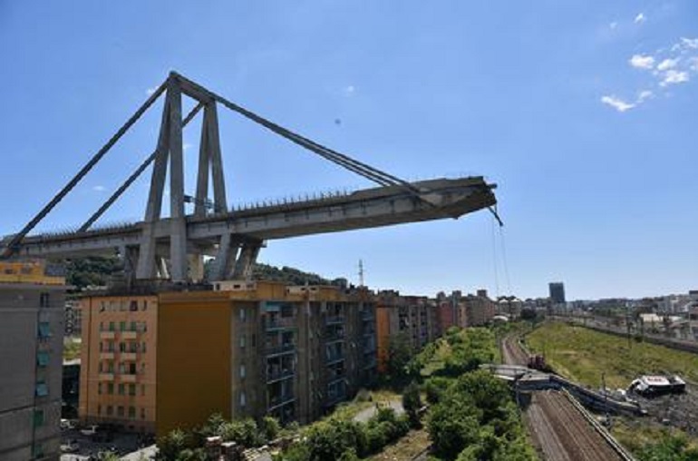 Genova, il viadotto e la politica (foto Ansa)