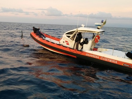 Castelsardo (Sassari), barca affonda vicino costa
