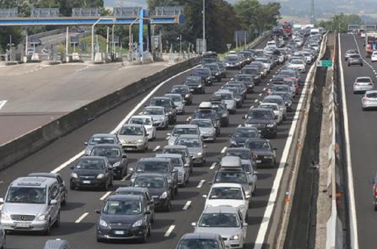 A1, incidente tra San Vittore e Caianello: cinque chilometri di coda (foto Ansa)