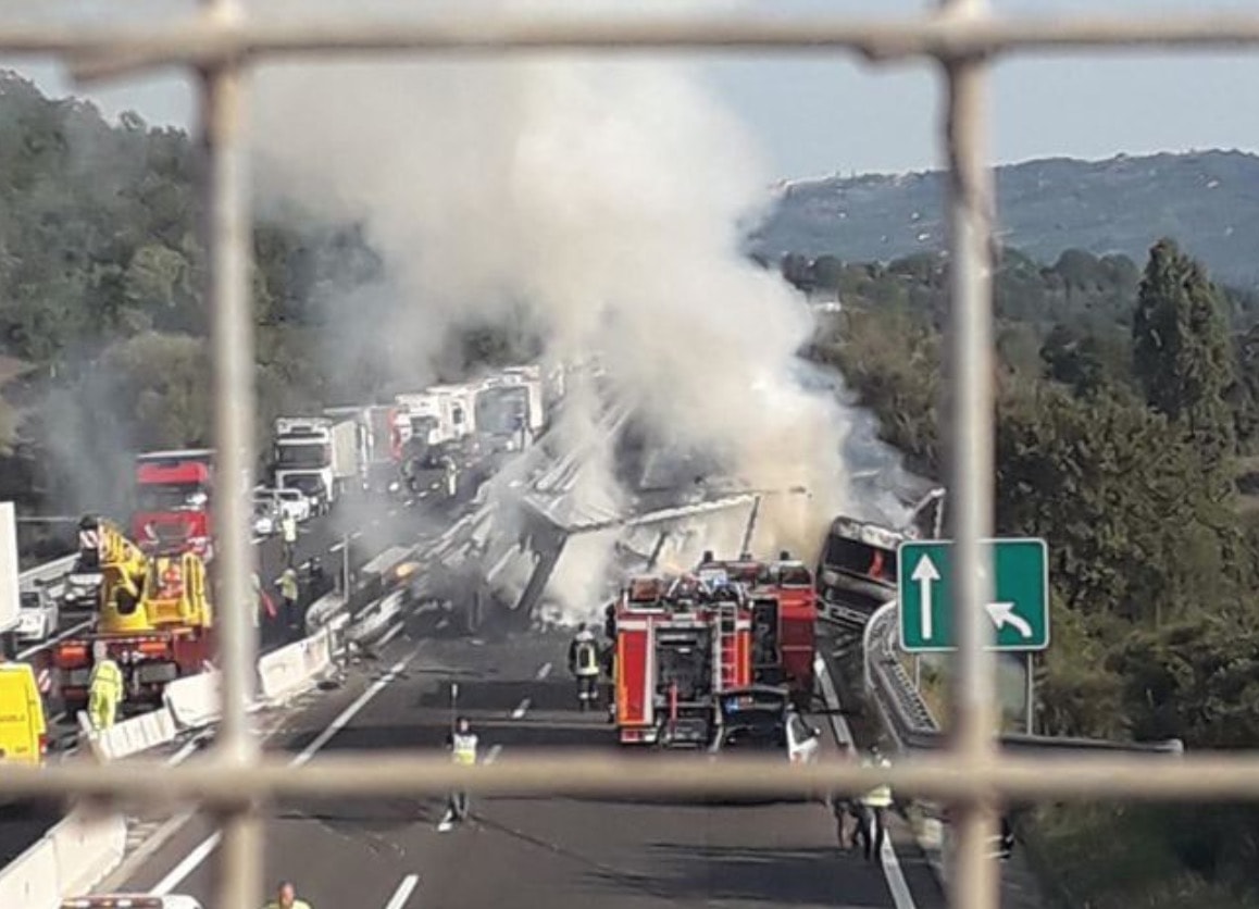 Due incidenti in Autosole: padre e figlio morti carbonizzati