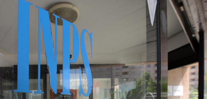 Portici (Napoli), "troppe trattenute Inps": anziano minaccia dipendente con seghetto