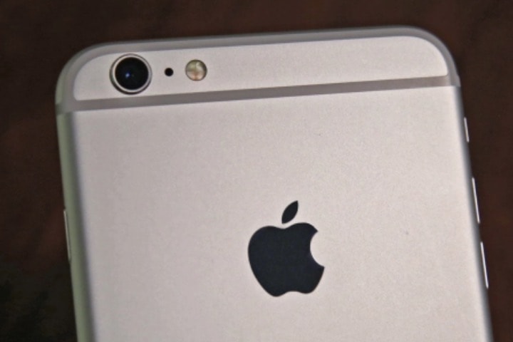 iPhone, a cosa serve il foro tra la fotocamera e il flash