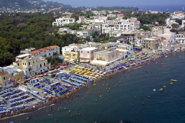 Ischia, il Comune vieta passeggiate in costume o scalzi. Multe fino a 500 euro (foto Ansa)