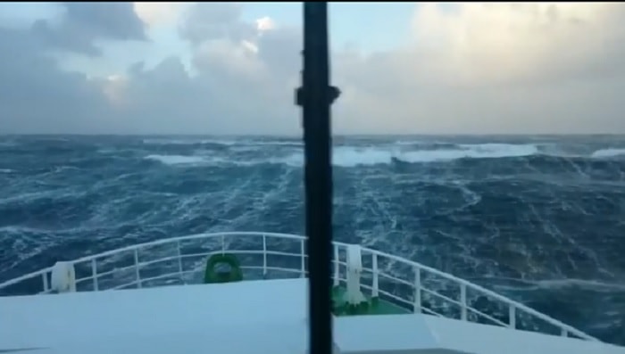 Peschereccio sommerso muro acqua