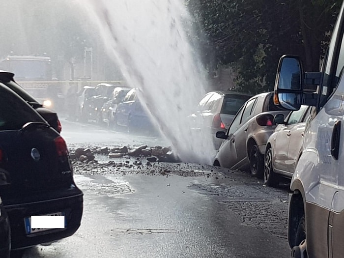 Roma, scoppia tubo in via Monteverde: effetto geyser FOTO-VIDEO