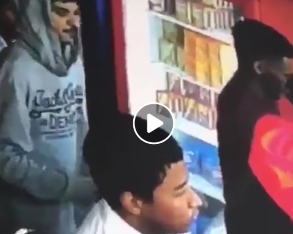 Ladro ruba portafogli, poi si accorge delle telecamere e reagisce così - VIDEO