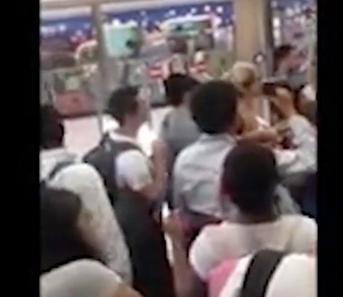 Napoli, viaggiatori in coda: uno fa il biglietto, gli altri passano gratis. Video denuncia su Facebook