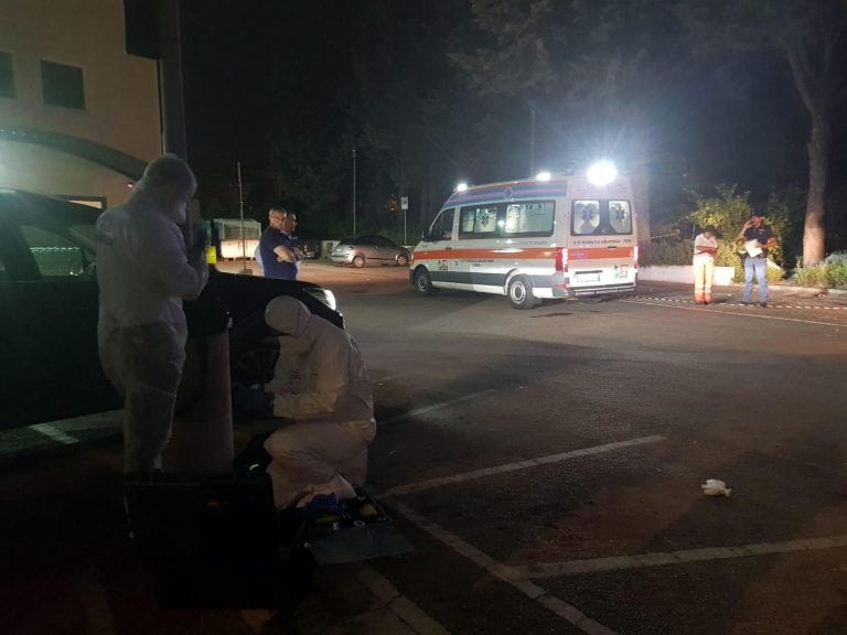 Terni, neonato trovato morto davanti al supermercato: la madre accusata di omicidio