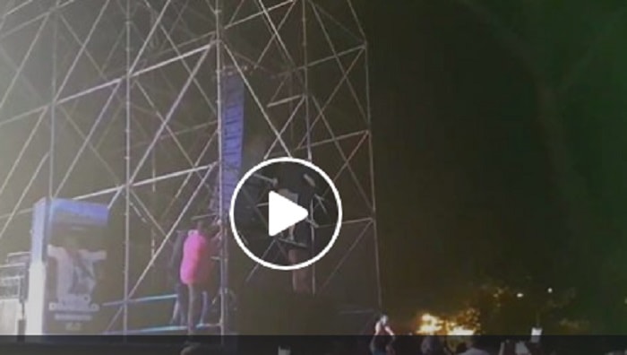 Nino D'Angelo canta arrampicato sui tralicci a Gaeta e rischia di cadere VIDEO