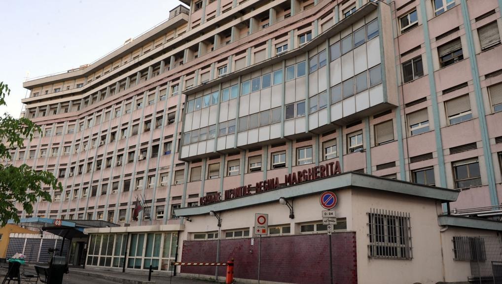 Torino, ricoverata a 10 anni per denutrizione. I genitori la portano via