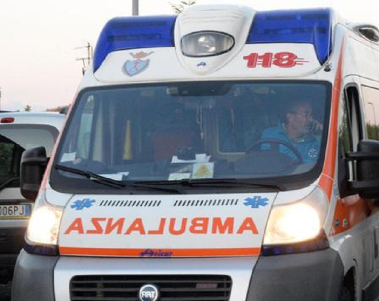 Pagani (Salerno): medici aggrediti dai familiari di un paziente. Costretti a scappare con l'ambulanza (foto d'archivio Ansa)