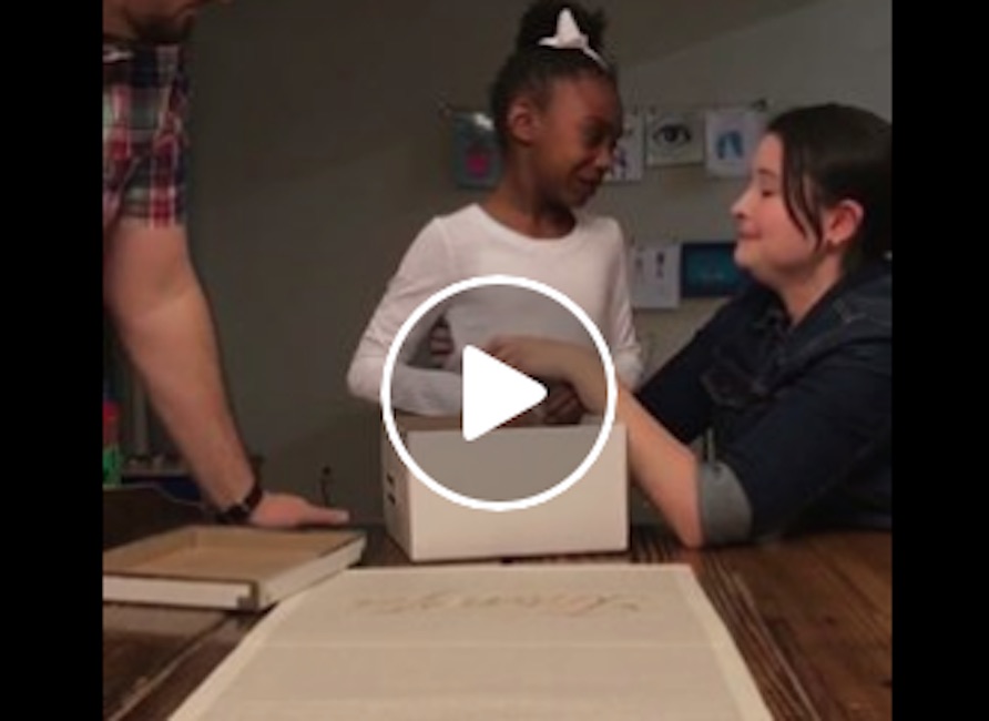La bimba scarta il regalo e scopre di essere stata adottata nel giorno del suo compleanno. Il video è commovente