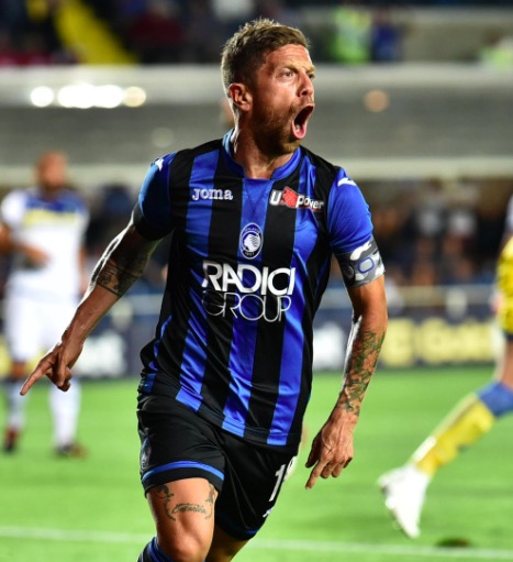Papu Gomez come De Rossi, fascia da capitano personalizzata