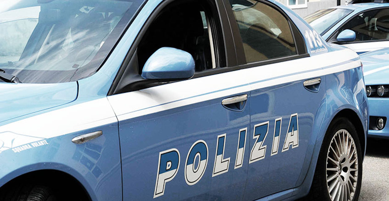 Papà sinti accoltella il compagno della ex, scappa coi figli e causa grave incidente: arrestato in ospedale